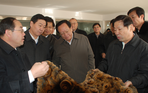 2009年2月自治區黨委書記儲波（右一）等領導來風水梁指導