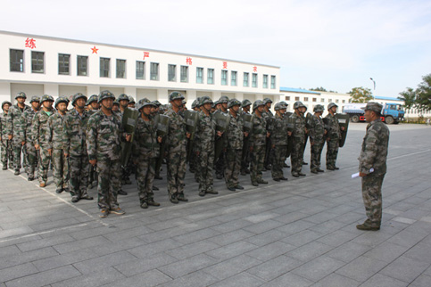 集團民兵應急獨立連參加達旗人武部組織的驗收操演