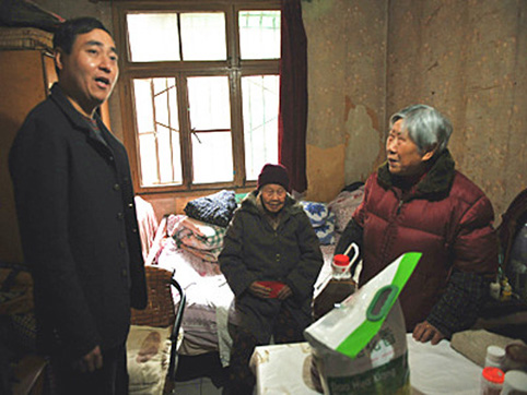 四川省新立新進出口公司慰問社區孤寡、貧困老人